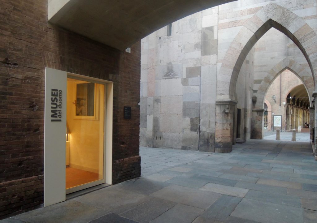 musei duomo esterno verso archi gotici della Torre
